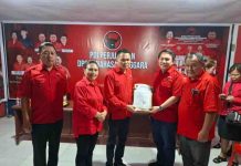 PDI Perjuangan Kabupaten Minahasa Tenggara Resmi Serahkan SK Calon Ketua DPRD kepada Chris Rumansi